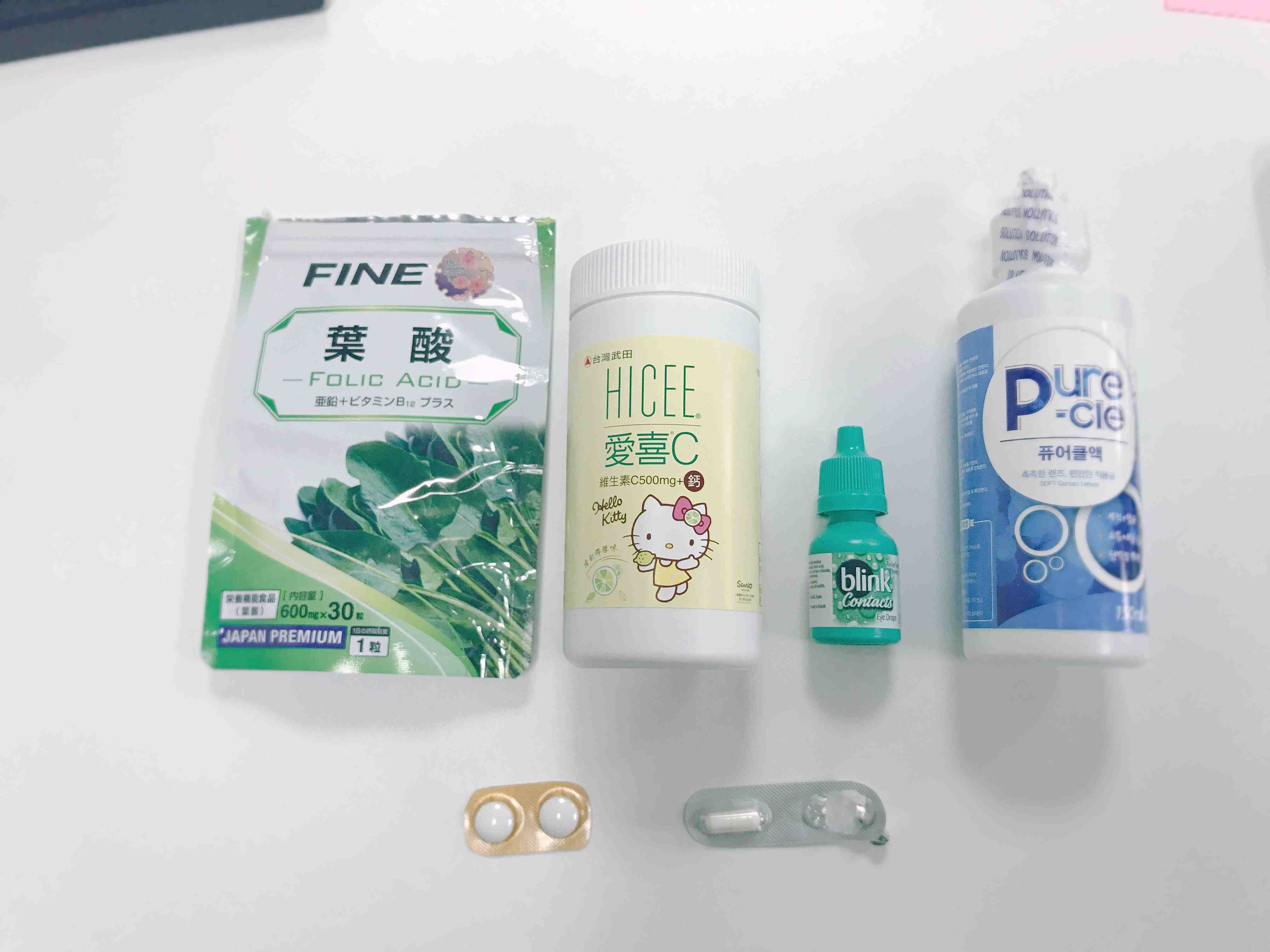 二號選手J小編~這個葉酸含有很多綜合維生素,一個多合一的概念XD 愛喜C維他命C錠不是J小編自己買的但是留著加減吃ㅎㅎ還有在眼鏡行買的隱形眼鏡專用眼藥水及隱形眼鏡藥水,在辦公室打電腦還是不要太長時間戴隱形眼鏡比較好嘛~下方小藥丸分別是止痛藥跟過敏性鼻炎的藥!(過敏兒哭哭ㅠㅠ )