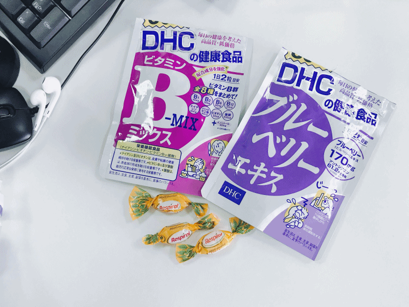 首先是我們一號選手T小編的保健品!超級常見的DHC B群用來提振精神,DHC藍莓精華則是還有葉黃素用來顧眼睛,舒緩眼睛疲勞!還有朋友從西班牙帶回來的蜂蜜喉糖~上班沒精神的時候就吃一顆XD