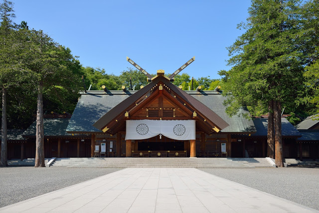 1.北海道神宮
說到北海道的神社,就絕不能錯過北海道神宮!位於札幌市區附近的北海道神宮,交通便利,環境也十分清幽。另外,當地的拉拉熊繪馬以及Kitty御守更是吸引許多三麗鷗迷前往。
