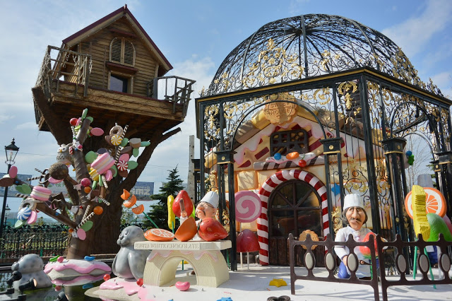 4. 白色戀人公園(白い恋人パーク)
每到日本必買的「白色戀人」巧克力餅乾就是北海道最知名的土產之一,而它的工廠就位在札幌唷!白色戀人公園不只可以參觀工廠,還可以製作屬於自己的「白色戀人」,館內也有會講中文和英文的工作人員,所以溝通完全不是問題,可以盡情地參與在其中。