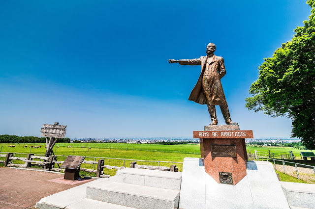 6. 羊之丘展望台(さっぽろ羊ヶ丘展望台)
羊之丘觀景台可以一覽整個札幌街景和寬廣的石狩平原,銀色的札幌巨蛋也能看得到,還可以看見可愛的羊咩咩悠閒自在地吃草。最重要的是,一定要在北海道開創之父克拉克博士的雕像前擺出相同姿勢拍張照,同時大喊「少年們,要胸懷大志!」的名言啊~羊之丘觀景台園區內還有札幌雪祭資料館以及熱門的結婚聖地札幌布萊帕奇教堂可以參觀。