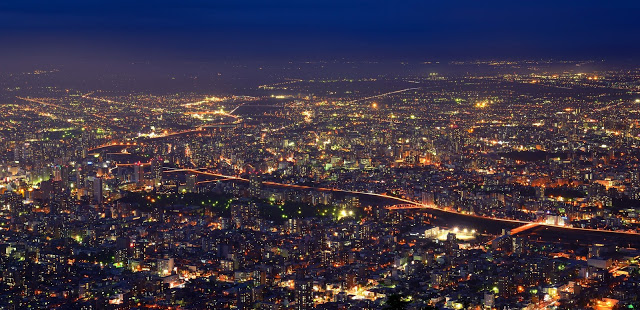 7. 藻岩山展望台
相信很多人都知道函館的夜景非常有名,但小編告訴你,札幌的藻岩山可是日本的新三大夜景喲!搭著藻岩山纜車來到藻岩山山頂,整個札幌市景一覽無遺。另外,展望台有被譽為戀人聖地的幸福鐘,情侶們可以將愛之鎖掛在鐘旁的欄杆上,然後一起欣賞夢幻的札幌夜景,浪漫無比。