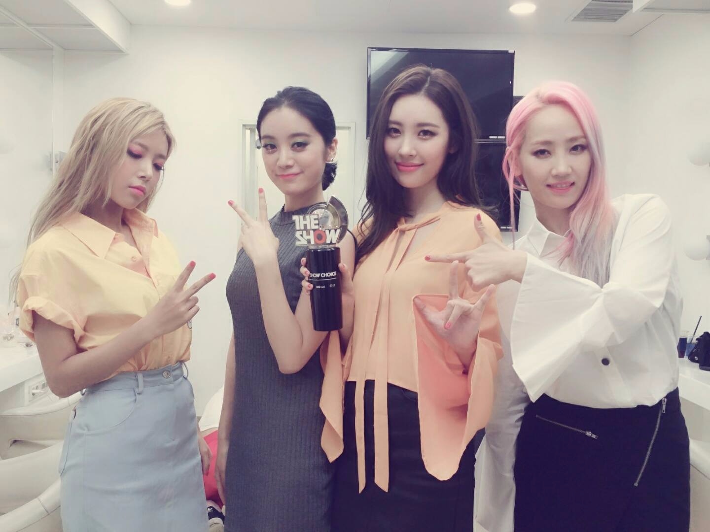 雖然10年就離開當年紅極一時的Wonder Girls
但她在13年以〈24小時也不夠〉回歸
取得好成績!!!舞蹈也成為流行
14年的歌曲〈滿月〉成績也很亮眼
15年再度加入Wonder Girls,每次回歸都取得好成績
她還曾是SM娛樂的練習生,是2005年外貌賞的第一名!!!
這些經歷真的很厲害啊!!!