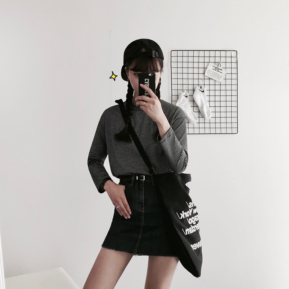 △T-Shirt+牛仔短裙
要走清純女大生的風格,那麼T-Shirt+牛仔短裙絕對必備啊!尤其是A字牛仔短裙更是顯瘦,穿上去可以讓你的腿看起來更細長,男生一定被迷倒!