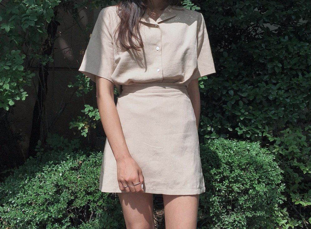 △亞麻襯衫
亞麻襯衫式今年的大勢,能夠展現出女生萌萌的感覺,選擇硬挺的亞麻襯衫也能夠修飾身形,雖然沒有裸露出任何一點肌膚,但是有型的程度絕對會讓人多看一眼!