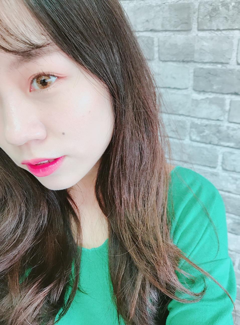 話說之前我們歐膩去了一趟韓國,回來之後一直在跟偽少女說韓妞臉上的光澤有多囂張、多細緻多美,害的偽少女聽了心裡好不爽XD,為什麼人家臉上都可以有美美的光澤,我臉上有的就只有油光...,其實在台灣,太囂張的光澤根本撐不了多久,馬上就會被出油給毀掉,所以有完美、細緻的光澤、而且還不隨時間而暗沉、脫妝的粉底,真的是每個女生都需要的!