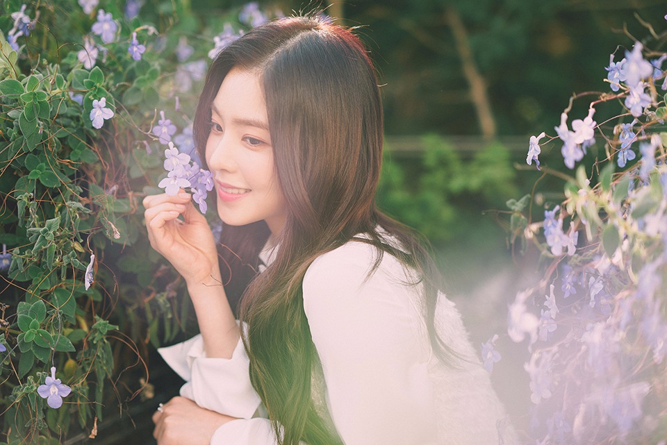 Red Velvet Irene
大邱臉讚女神Irene,也是最近有名的「結尾妖精」!雖然比起前面幾位算是"冷美女"的類型!但是Irene其實是相當可愛且有些幼稚的「初丁」隊長啊!因為皮膚白皙的關係,Irene什麼顏色的髮型都能輕鬆駕馭呢~