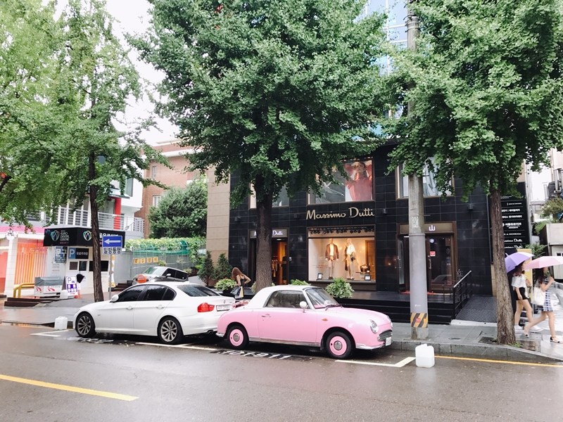 歐膩我這次大發慈悲,在休假之餘還幫大家工作,仔細看看韓國女生身上的行頭,甚至還跑去問店員最近最流行的彩妝XDDD看來都是出自韓國人之口了,女孩們應該可以相信了吧?到底最近韓國在流行什麼,趕快往下看看吧!