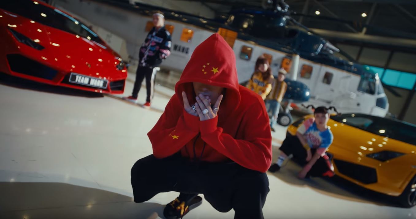 特別是Jackson在這次發行的專輯中歌詞「Kingdom of freedom / now I'm run by me
All they care about is profit / Nah they don't see me」(自由的王國,我現在由我掌控,他們在乎的只有利益,他們看不見我」,更是讓不少人懷疑是否在影射他與JYP經紀公司間的關係