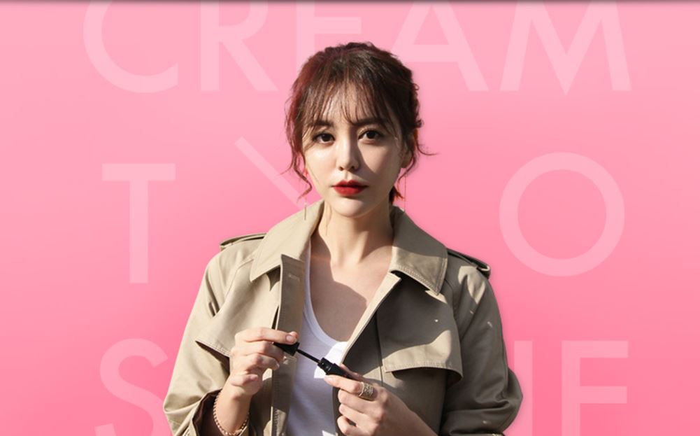 這次Aritaum與韓國非常知名的美妝圖文部落客고밤비(Go BamBi)合作!!고밤비是一個非常漂亮的女生~保養和穿搭都很有自己的一套方法!而日常妝都畫得非常淡雅在搭配上鮮艷的唇色!