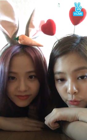 BLACKPINK最近在日本有公演的關係,所以經常日韓兩邊跑活動,成員們也在空檔時開了直播和粉絲們互動,Jisoo和Jennie還透露第一次離開家這麼多天,其實很想念韓國的食物(笑XD)
