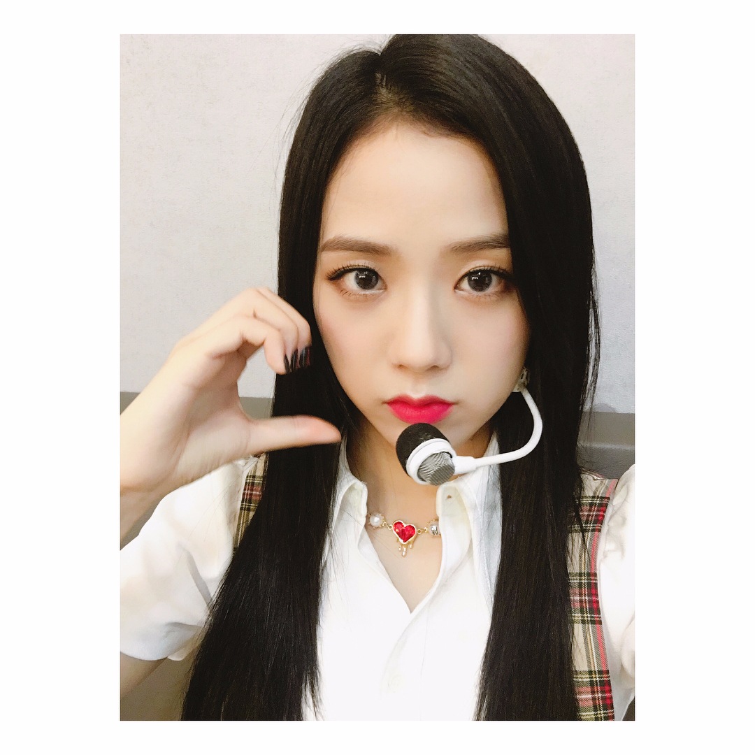 Jisoo遇到不懂單字時Jennie會跳出來幫她翻譯,Jennie也大讚Jisoo的英文程度非常好,平常不用幫她翻譯Jisoo也都能聽懂♡
