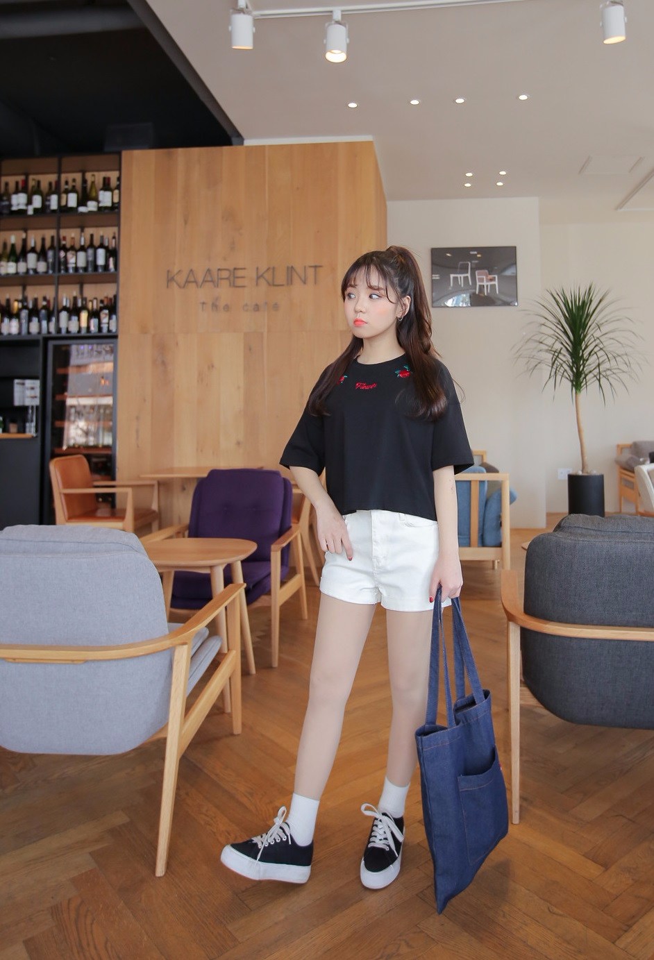 △自然系女孩風
有些男生喜歡女生穿得越簡單越好,但是要是過於簡單反而沒了特色,選擇一件黑色T-shirt配上玫瑰花刺繡的款式,不僅不失簡單的味道,還能讓自己看起來多了一點時尚感,下身選擇一件白色的短褲就可以囉!