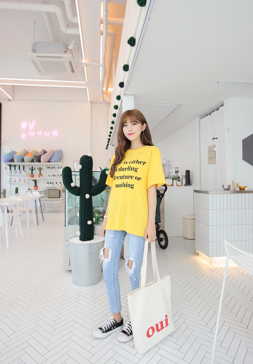 △搞怪少女風
其實男生不太喜歡太過誇張的穿搭,如果你本身走比較中性路線,可以選擇一件寬版上衣,配上寬鬆的破褲,鞋子部分只需要搭一雙帆布鞋就OK啦!這樣不僅看起來舒服也很可愛呢!