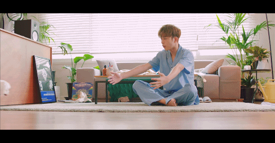 而最近10cm新歌《pet》也邀請到柳善皓出演,10cm從2009年活耀至今,也唱出許多膾炙人口的歌曲,向是大家最熟悉的就是和Sistar韶宥合唱的《肩膀》,還有火紅的電視劇《鬼怪》中的OST《My Eyes》等等,可惜成員尹哲種卻因健康問題退出團體,如今10cm也只剩權正烈一人了ㅠㅠ