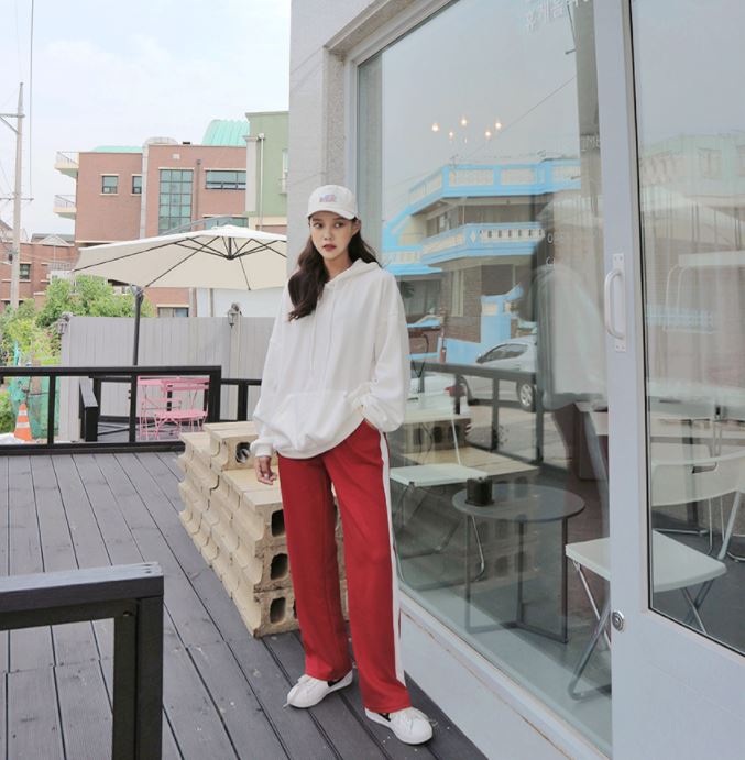 ►休閒運動褲
這家網拍是摩登少女最愛的一家韓國網拍(也是買最多的),而這件褲子也在TOP50以內!但是真的不能理解!這個穿搭就像是半夜街上無人的時候穿去便利商店買綠茶的裝扮啊!雖然是運動褲但總不可能穿去跑步絆倒自己吧...