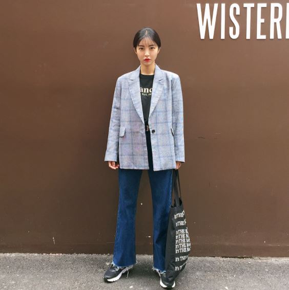 ►格紋西裝外套
這件摩登少女看過TWICE的子瑜穿過同款之後就一直很想買!但有次試穿之後完全驚呆了...這件完全需要像子瑜那樣的女神顏質才能撐起來啊!!