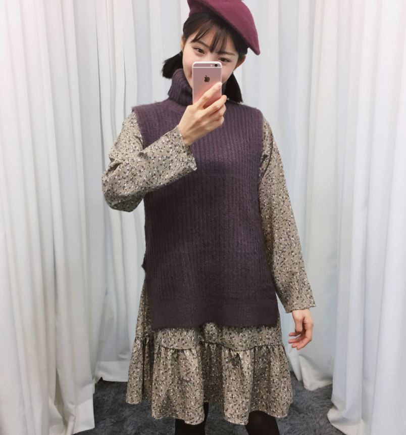 ►鈔後高領無袖毛衣+碎花洋裝
其實在台灣好像真的不太流行像這樣太碎的碎花,然後搭配上那件毛衣的設計...還有這個配色...其實現在的韓國還沒有冷成那樣但是這件毛衣卻已經是熱賣的TOP50之一了!