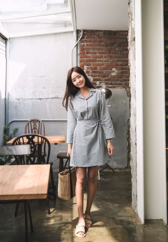 ►腰圍綁帶亞麻洋裝
最近韓國真的很流行亞麻材質的上衣裙子及洋裝,但是這個格紋加上腰圍綁帶的設計穿起來超級像鄉村餐廳員工啊...像摩登少女這樣常常被誤認為員工的「店員臉」真的完全不能駕馭!