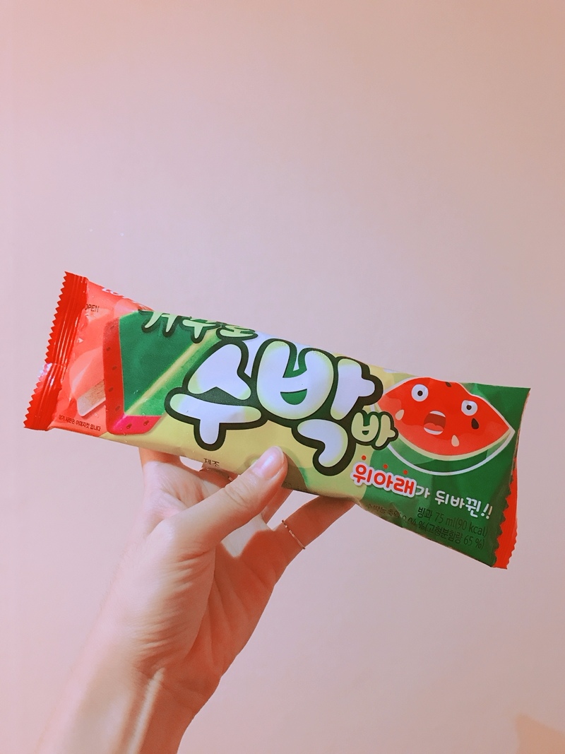 △西瓜冰棒
最近CU推出了一款新的冰棒,口味就是非常符合夏天的西瓜啦!這款西瓜冰棒可說是非常熱賣,據說歐膩走在韓國街頭看到三五個公司同事(猜測)都拿著這個冰棒在吃啊!