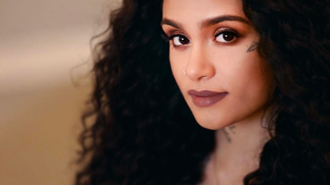 而那位讓太妍變身小迷妹的就是美國R&B創作歌手Kehlani Parrish(
柯蘭尼),相信有看過《玩命關頭8》都對她的歌聲並不陌生!沒錯!主題曲 Good Life就是她唱的喔~
太妍在直播時就說自己是Kehlani的粉絲,也對Kehlani Parrish告白:「I love you」~