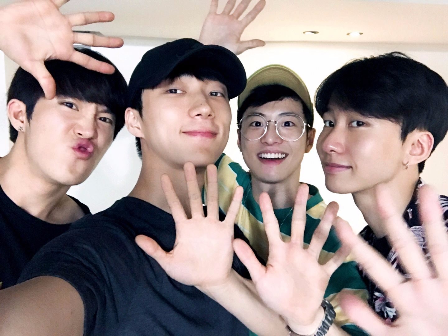 Sin Seong-Hoon (03年出道, 現職 演員)
Nam Sang Hyuk(10年出道)
Bigstar -聖學、Jude、Feeldog、來桓(12年出道)