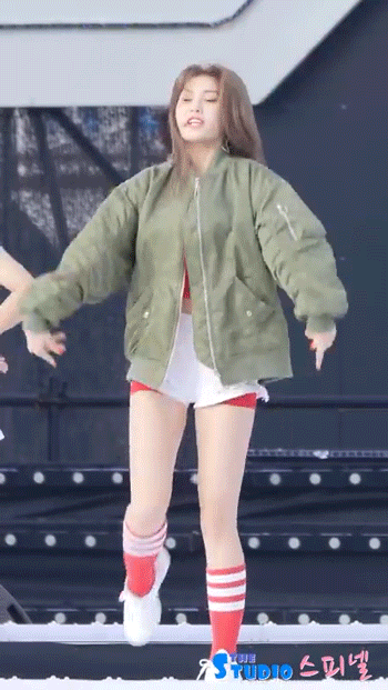 #Somi
雖然是彩排舞台,但看起來一點都不馬虎!
認真的程度就像在直播舞台一樣~~
不僅舞蹈動作一個都沒少,表情也魅力十足阿~~
