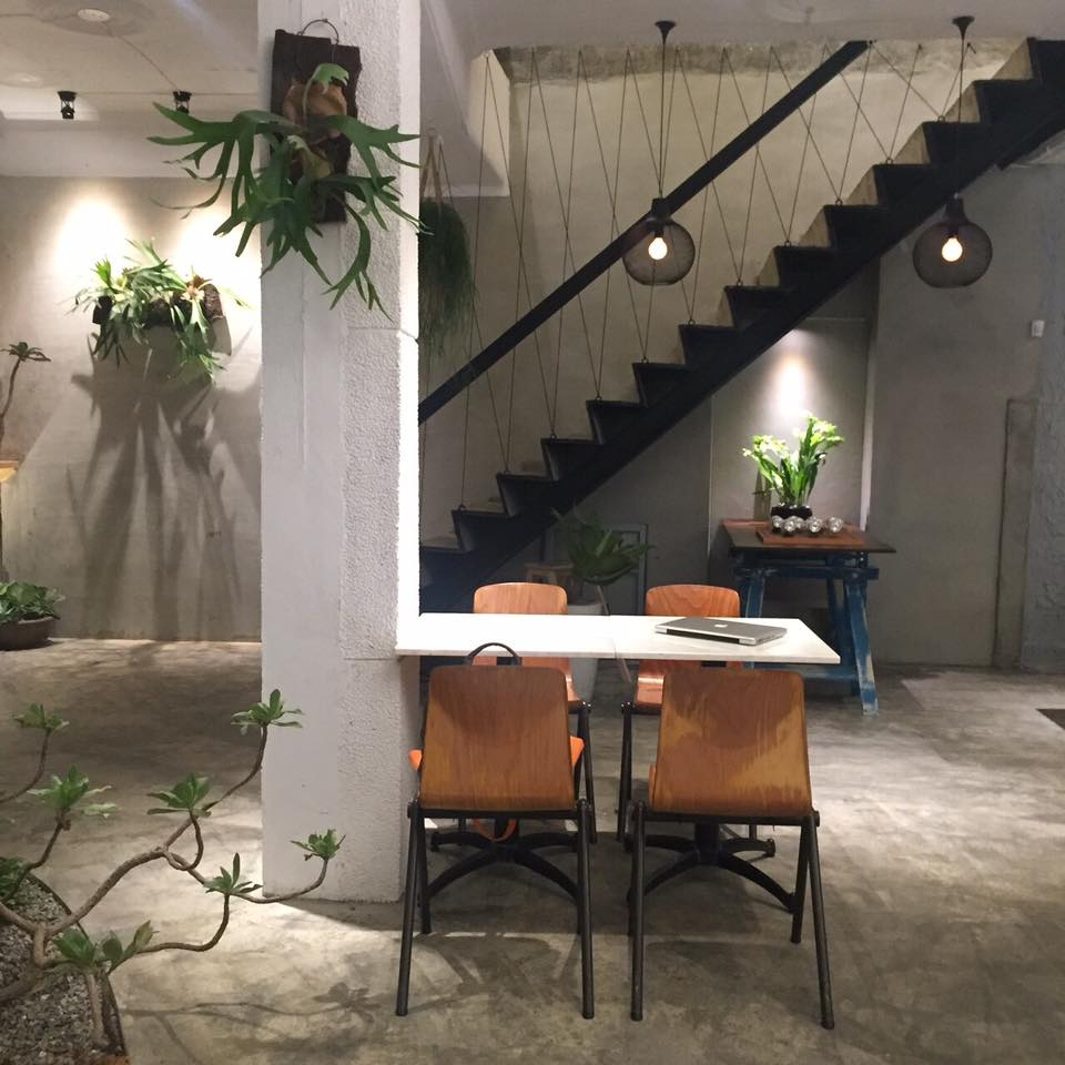 ▪ 熨斗目花珈琲 珈哩 cafe WUDAO
台南市新美街90號
位於飽兒最喜歡的美食之都台南啦!店內的氣氛非常沉靜,在仿舊水泥的冰冷復古中帶著些許綠意,看起來就非常適合夏天乘涼啊!