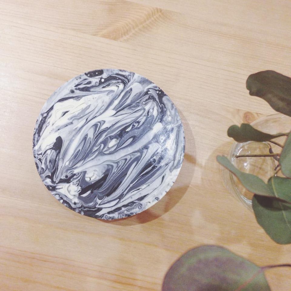 黑白色花紋也太奇幻了吧~就想在黑暗中看見星空一樣也太迷人了!網友評論是乳酪濃郁的在嘴裡化開超幸福~雖然假日候位有點辛苦,但是店家的甜點品質讓人覺得很值得!