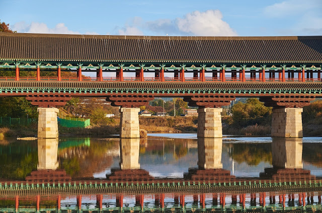 慶州校村 경주 교촌마을、月精橋 (月淨橋)월정교
慶州校村為慶州市所建設的韓屋村,位在慶州歷史遺跡區的周圍,其中包含了慶州崔式古宅、慶州校洞法酒、慶州鄉校等過去歷史的生活場域,並能夠體驗許多韓式的傳統料理,或是手作體驗的琉璃工房、手作年糕、學習韓國茶道禮節等。
而往慶州校村旁走去,更能看見經過重新整修的月精橋,晚上時更會在橋面下打燈,讓整座橋的造型顯得更加宏偉。