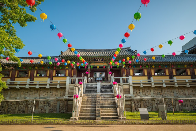 5. 佛國寺 경주 불국사
位於吐含山腰處的佛國寺為一座佛教寺院,因寺內的多寶塔、釋迦塔、兩座金銅大佛等七個歷史文物而被歸為韓國國寶。相傳佛國寺與石窟庵是新羅法興王依據其母親之意,為求國泰民安而建,歷經壬辰倭亂後,經過多年的重建與文物修復,才以全新面貌呈現在遊客面前。