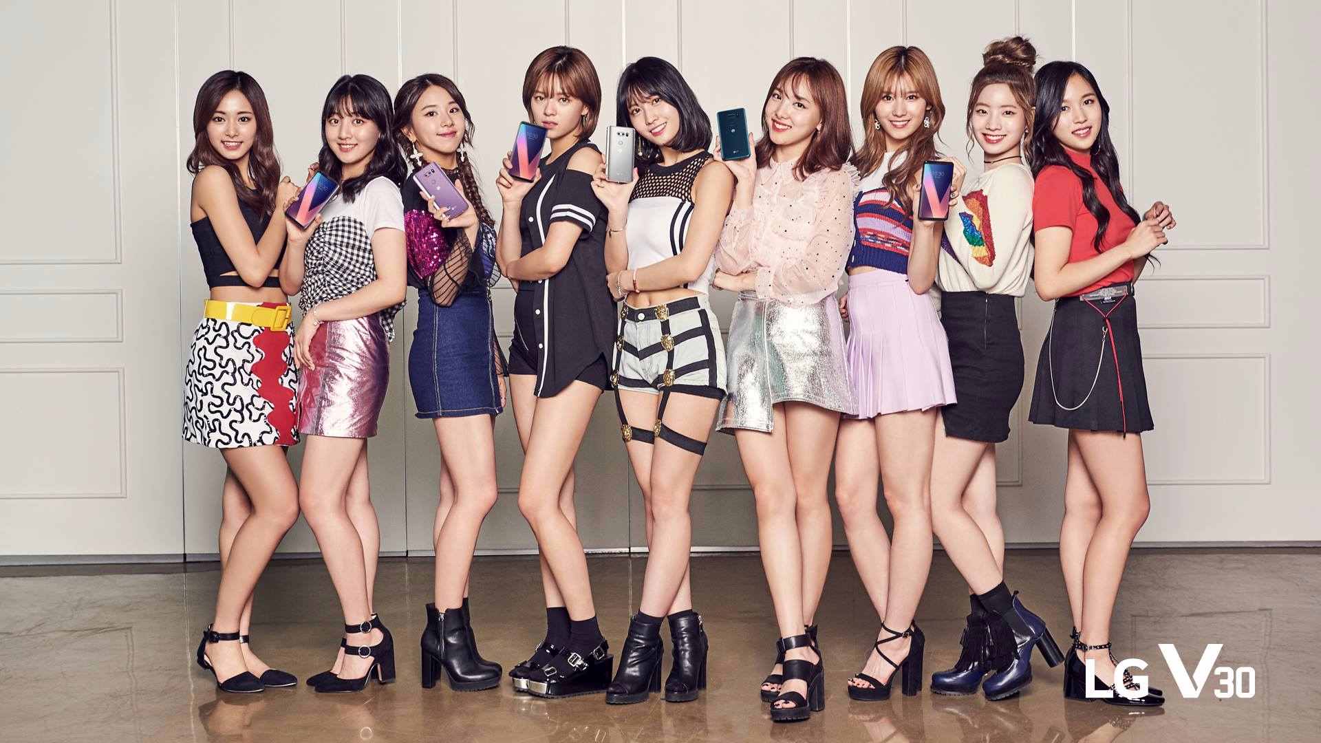 TWICE 9名
TWICE的成員們是從生存實境節目《SIXTEEN》出道的,本來JYP只打算選出7名成員,但在最後時刻加入MOMO和子瑜,這項決定也讓粉絲們大呼TWICE更完整了!