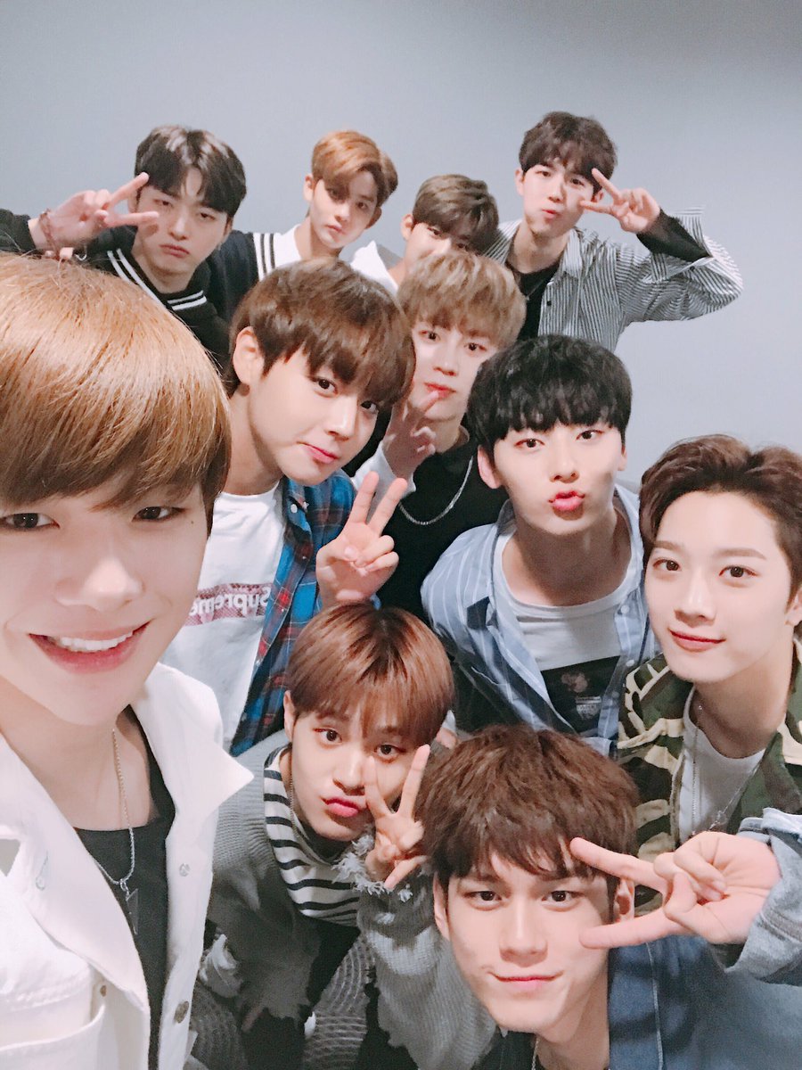 Wanna One 11名
由《PRODUCE 101 第二季》所選出的11名成員,Wanna One 是屬於限定的版的團體將為期1年半的時間活動!