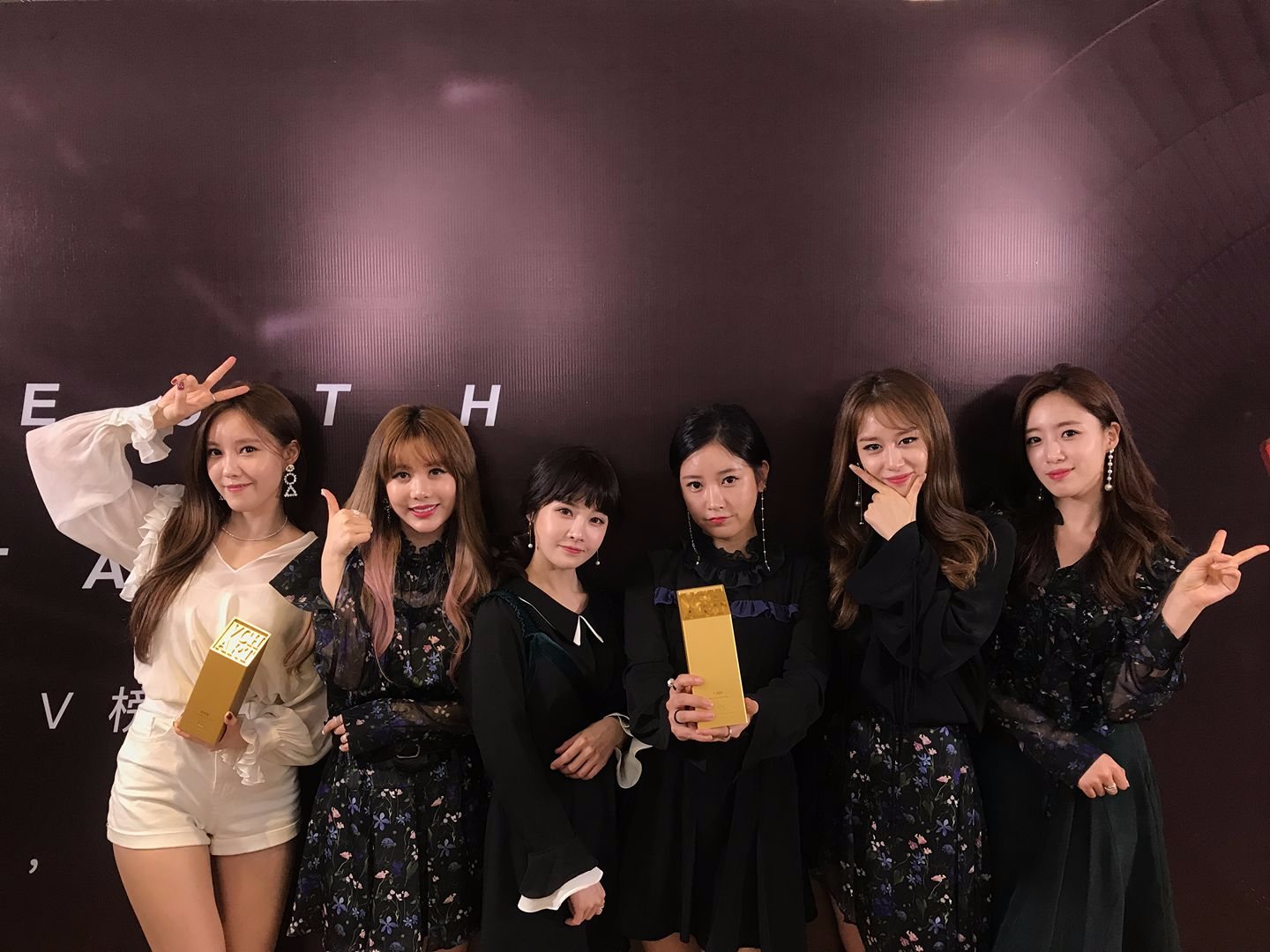 曾經能和少女時代匹敵的T-ara
現在也不是完全體了
寶藍、昭妍合約到期,不續約
變成四人組合活動到六月
但之後的動向公司卻默默不談
幾乎是解散的程度了...