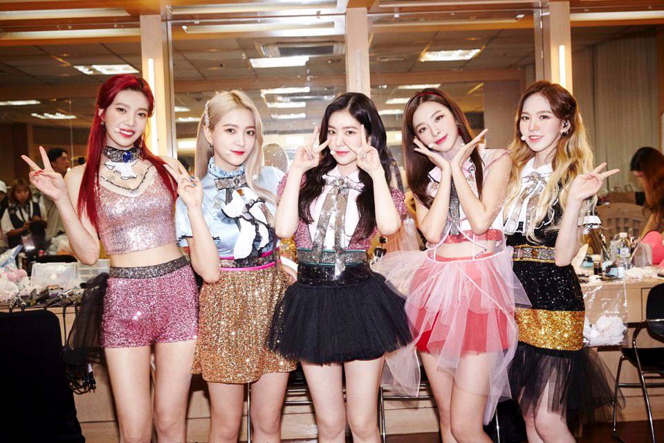 Red Velvet 23.2歲
同樣因為忙內,而讓整體Young了不少的,當然不能漏了Red Velvet。和APINK初瓏、MAMAMOO頌樂同為91賴的宅女隊長而出名的Irene和忙內Yeri玩在一起時,心智年齡會瞬間變成27個月,忙內作用果然不只在拉低數字上的年紀平均,實質上發揮的功效更大啊!