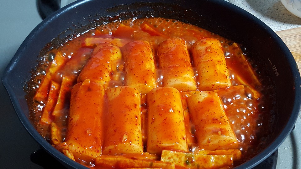*大魚大肉油的辣的通通大量吃
高熱量的食物通常比較躁熱、刺激,吃太多也容易在體內累積毒素!身體會因為自我的保護機制而分泌油脂,而臉部又是身體反應最敏感的地方,所以出油就特別明顯了!
