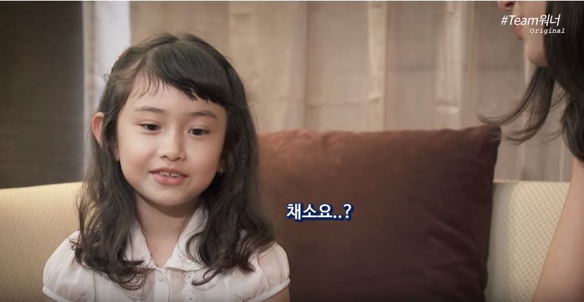 而且8歲的Evelyn不僅大方介紹韓國食物,還告訴Dua她最喜歡的點心是巧克力,最喜歡的水果是草莓還有蘋果,但果然Evelyn果然還是8歲的小孩,一被Dua反問「那你最喜歡吃的蔬菜是什麼?」,立刻「瞳孔地震」答不出來的誠實模樣也讓粉絲爆笑(果然小孩討厭吃青菜是不分國籍的…)