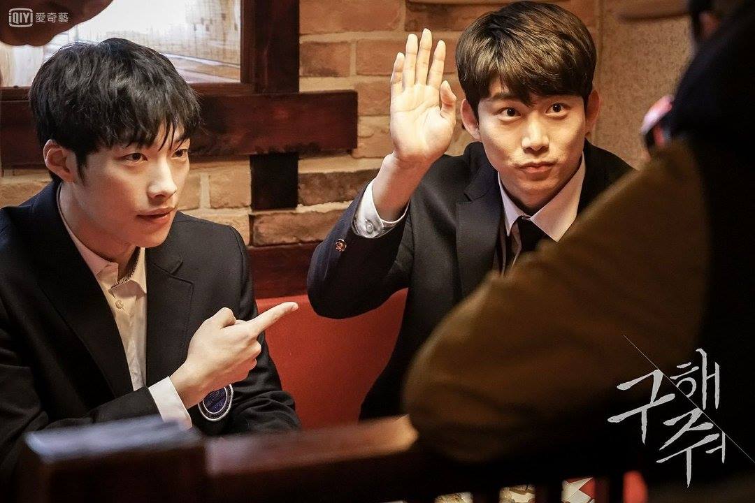 ✿TOP 4 - OCN《救救我》
話題佔有率:6.89%
➔下降1個名次
※由玉澤演、徐睿知、禹棹奐主演,改編自韓國網路漫畫,故事發生在人口只有五萬人的小都市「武智 (무지)」,並以罕見的邪教為主要題材,是包含青春與神秘要素的獨特作品;故事以四名無業青年與一名被邪教集團監禁的女子為中心進行。