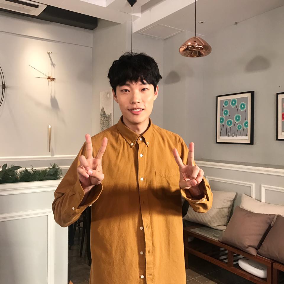 而這部電影在韓國已經突破25億(近1200萬台幣)票房,導演也確定代表南韓角逐2018年奧斯卡最佳外語片,柳俊烈在電影中也表現地相當亮眼,尤其是和這麼多前輩合作,也讓他備感壓力。不過柳俊烈自從在《請回答1988》爆紅之後,就慢慢地往電影圈發展。