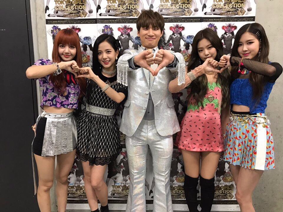 BLACKPINK最近都忙著日本的宣傳活動,除了出演電視節目之外還拍了許多雜誌,在日本公演時遇到同門師兄大聲當然要來張合照呀(但大聲一個人比愛心好像有點小孤單?)