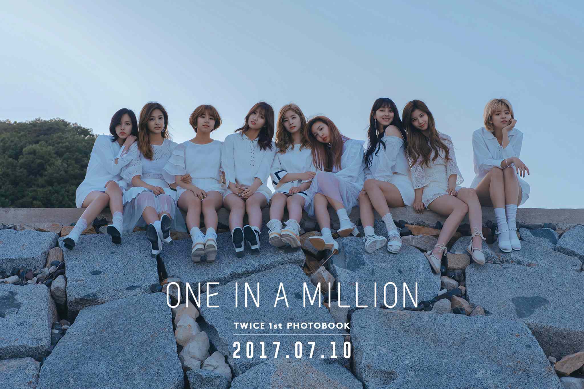 而今天稍早,JYP才宣佈TWICE在加拿大拍攝MV,而回歸日期還未定,經紀公司才宣佈完正在拍攝MV,可能以為在國外拍不會被發現XDDDD,總之TWICE這次回歸的造型和舞步神速在網路上被傳開