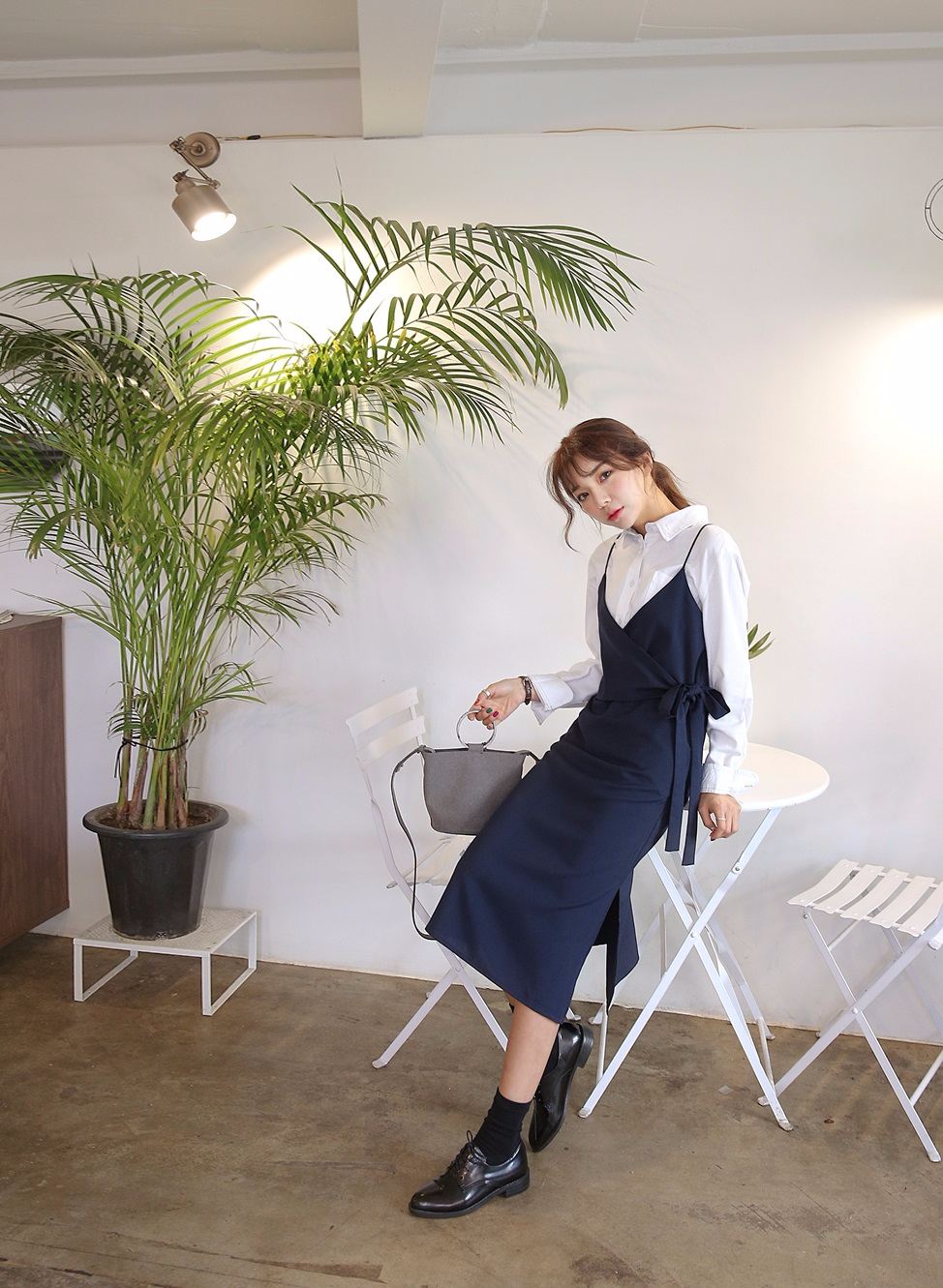 ►DARLLYSHOP 綁帶連身裙 原價₩42,900左右 打折後₩12,900
韓國最近流行綁帶的款式,向是這種連身的綁帶款更是歐膩們的最愛,老實說偽少女看到這套的時候也忍不住想下手了XDD裡面只要配上一件白色內搭就會超好看,而且也不過就台幣342元而已,比你在台灣夜市買還便宜啊!