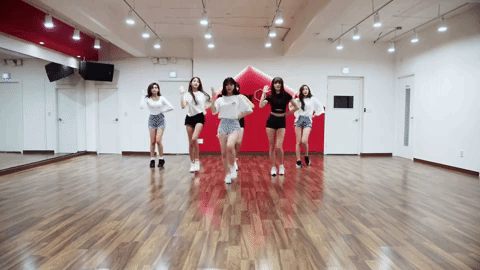 *GFRIEND - LOVE WHISPER
小女友們的舞蹈都是著重在腿部,膝蓋抬高,大腿向左右兩邊抬起!這個動作一看就是瘦大腿啊!這裡把雙手插在腰間就可以囉!