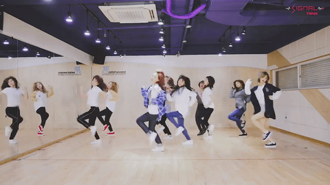 *TWICE - SIGNAL
膝蓋抬高腰部挺直原地做小跑步!搭配手臂用力前後擺動根本就是全身都瘦啊!如果你的空間夠大你也可以像左右兩邊的MOMO、定延一樣邊跑邊移動XD