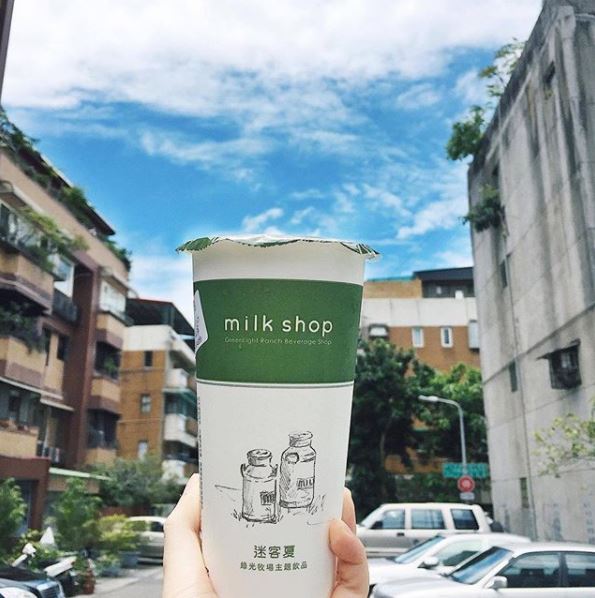 ☞ 迷客夏-珍珠紅茶拿鐵 Bubble Milk Tea
【為了你,我們養了一群牛】飽兒以前還指著標語跟朋友說,現在的廣告越來越誇大了,結果忠實迷客夏控的朋友說,他們真的開了一個牧場!!才知道他們是真材實料的啦XD 珍珠紅茶拿鐵是他們家榜上赫赫有名的超熱賣飲品啊!愛喝他們家鮮奶茶的快說yo!