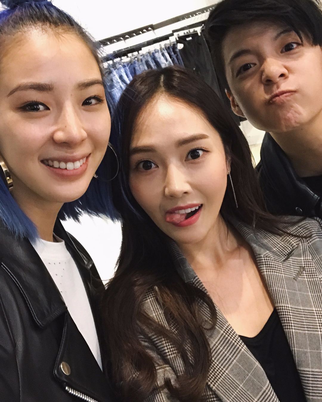 雖然知道Amber與Krystal的感情非常好,但看到Amber與潔西卡似乎仍有聯絡的模樣,也讓粉絲們感到相當開心!
但也不少外國網友在Amber的IG下方留言:「SM is shook(SM驚呆了!)」、「太棒了!」、「三個人都好可愛!」