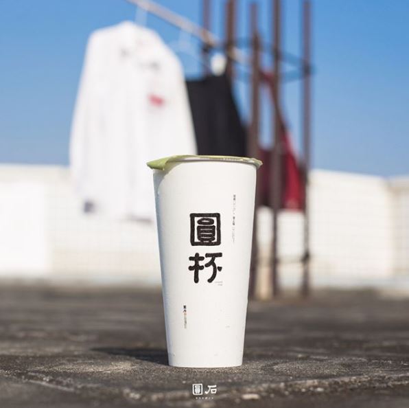 ☞ 圓石-復刻紅茶
超級文創青年風的圓石,有著一種結合台式的日式慵懶的感覺,飲料的名字也都取得很有個性~這款復刻紅茶雖然甜度不可以調整(也蠻甜的),是他們家最暢銷也最便宜的一款飲料,但是非常有台灣古早味紅茶的味道~所以受歡迎程度可是不分年齡層的!by the way~格雷伯爵(英式紅茶)也非常好喝哦!