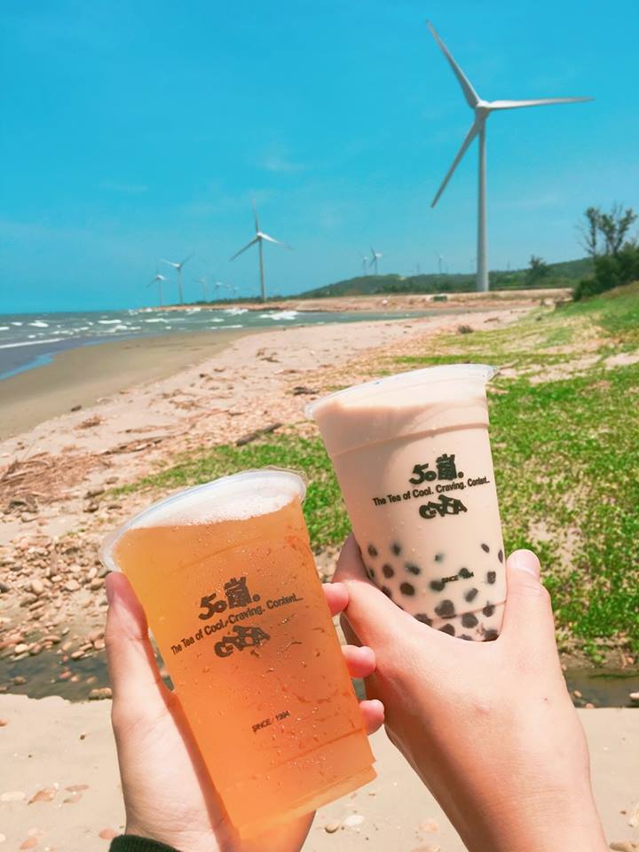 ☞ 50嵐-珍珠奶茶、四季春、冰淇淋紅茶
雖然有點被齊名了,但是把台灣珍珠奶茶發揚光大的還是我們的50嵐啦~珍珠軟Q帶甜味、奶茶也是最經典的味道!儘管越來越多更好喝的珍珠奶茶青出於藍,但是對於多人來說,甚至是觀光客,50嵐還是最原本的好味道!(飽兒又要私心推薦他們家的四季春飯後喝一級棒啊!!)