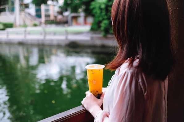 ☞ coco都可-百香雙響炮、奶霜系列茶品
喜歡酸甜果汁的絕對要去喝百香雙響炮!隨便在網路上問coco都可什麼好喝,10個人有8個人回答這個啦!奶霜系列的奶蓋茶類是飽兒身邊的朋友們真心大推一天可以喝三杯的飲料哦XD