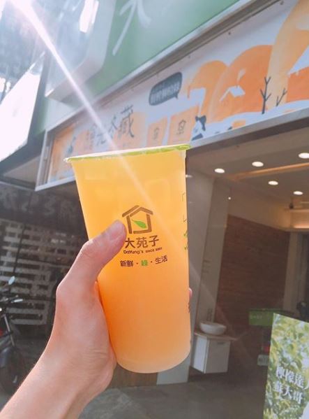 ☞ 大苑子-柚美粒、番茄梅、鳳梨冰茶
大學時愛吃的麵店旁邊就有一家,所以餛飩麵搭配鳳梨冰茶就是飽兒大學時的回憶啦XD 但是大苑子家的鮮果系列真的是原汁原味啊!飽兒的朋友還曾經在雲林看過立有大苑子牌子的專屬果園!看來真的是從最初的水果原型就已經在兼顧品質了啊!